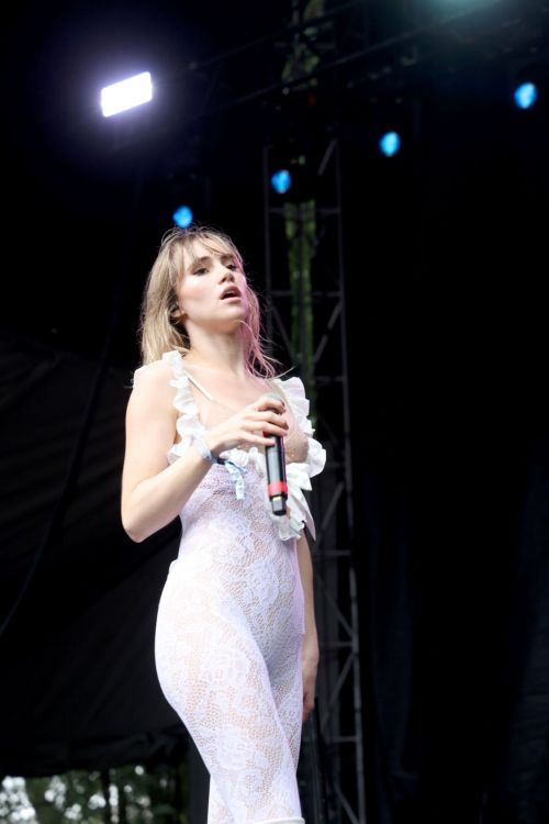 Suki Waterhouse Performs at Lollapalooza Festival in Chicago 2