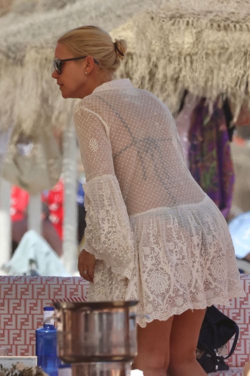 Valeria Mazza and Alejandro Gravier on the Beach 3
