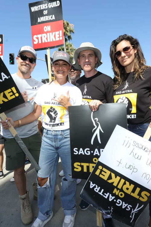 Vanessa Minnillo & Daniela Ruah at SAG Strike 2