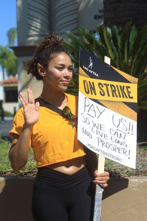Alexandra Shipp Glams Up for SAG Strike in Hollywood 09/08/2023 2