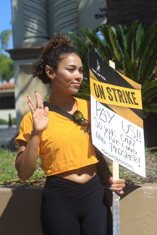 Alexandra Shipp Glams Up for SAG Strike in Hollywood 09/08/2023 4