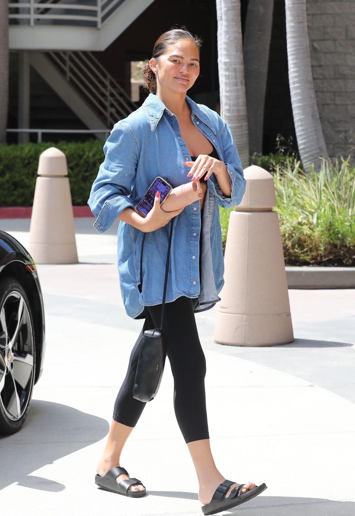 Chrissy Teigen Arrives at Pilates Class in Beverly Hills 09/06/2023