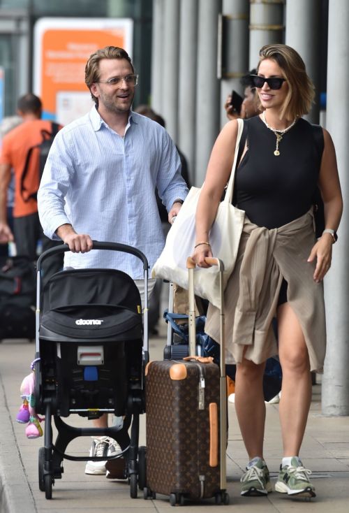 Ferne McCann and Lorri Haines Out with Their Baby 09/07/2023 5