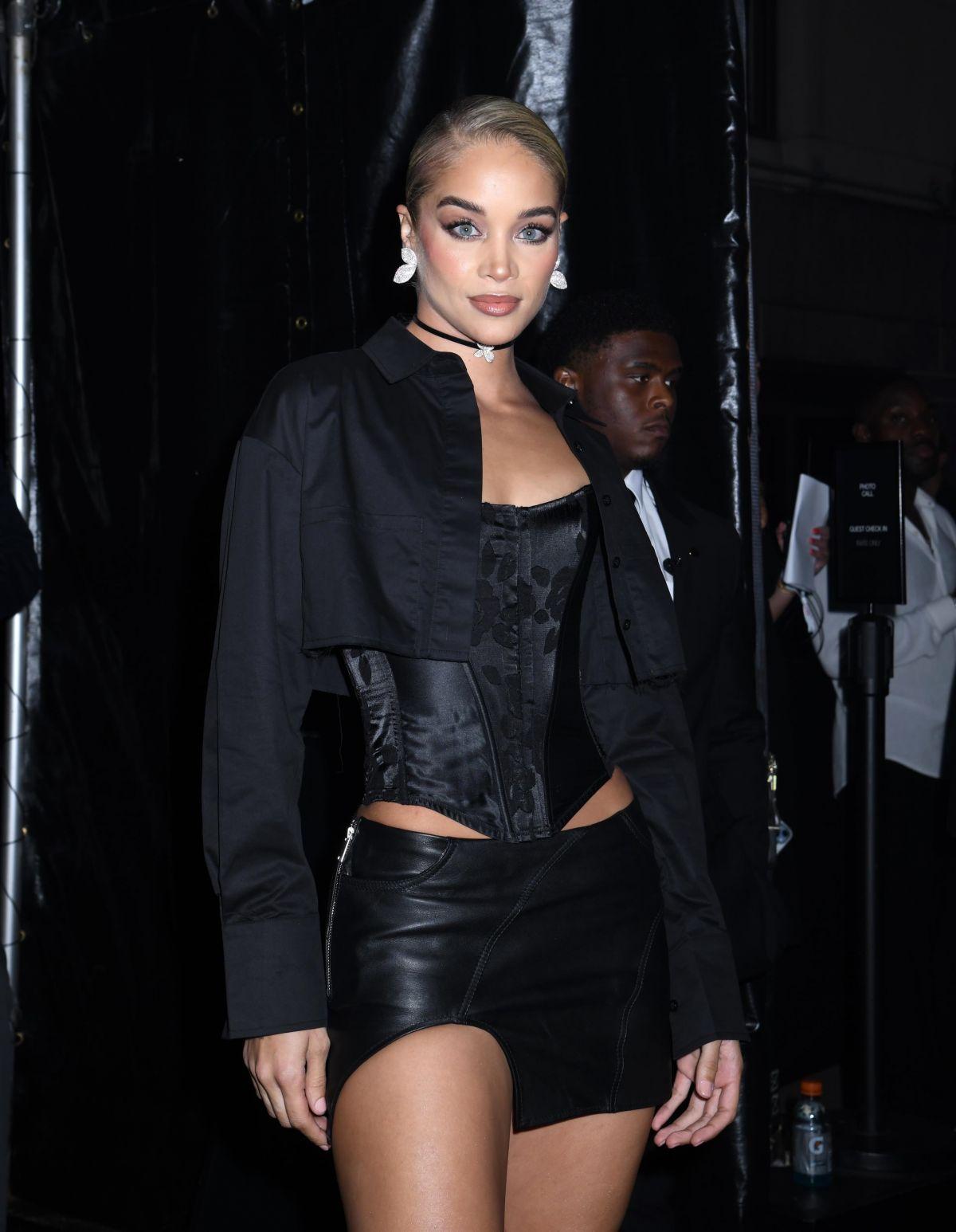 Jasmine Sanders Arrives at Victoria