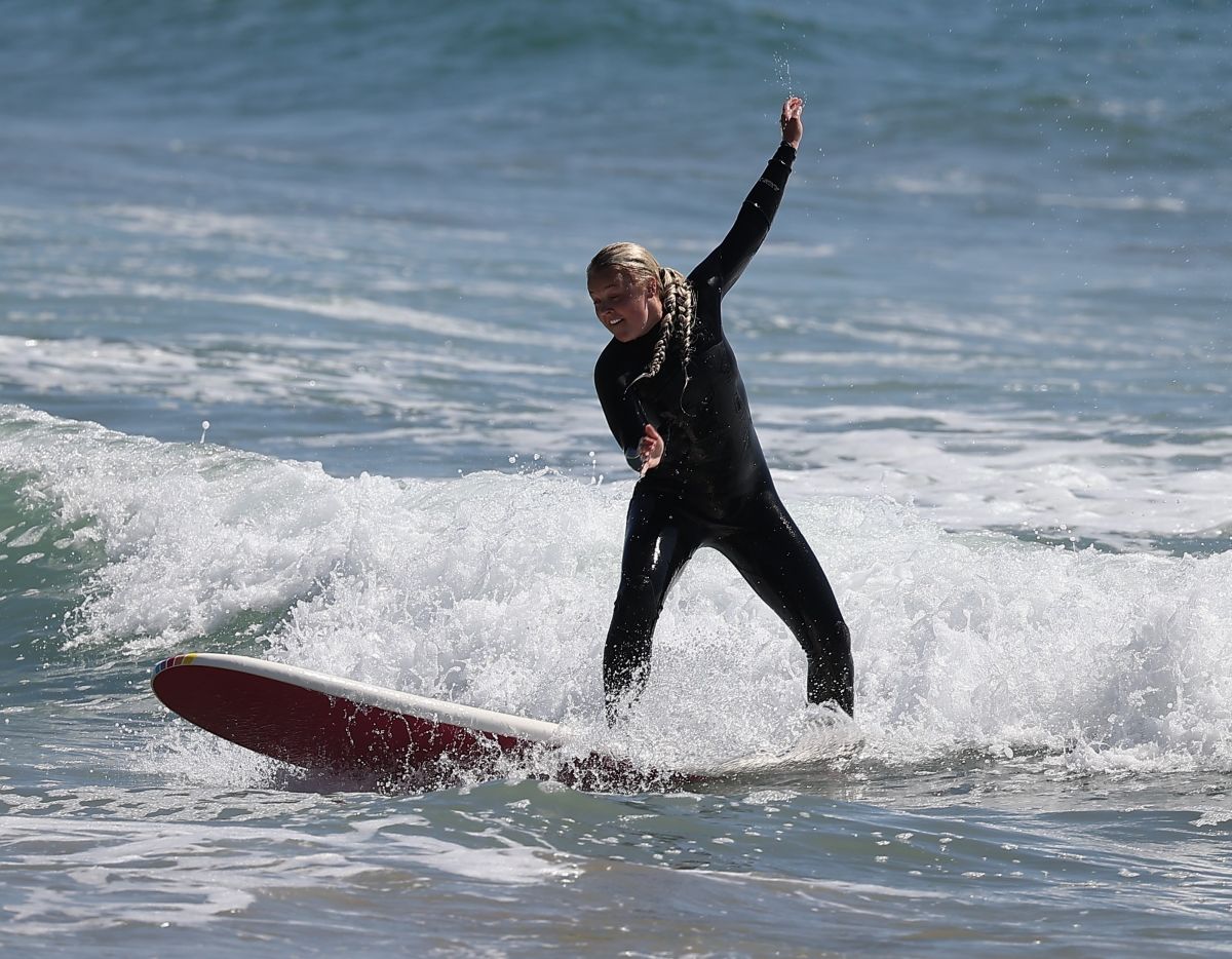 JoJo Siwa Hits the Waves in Malibu with Her Dad 09/07/2023