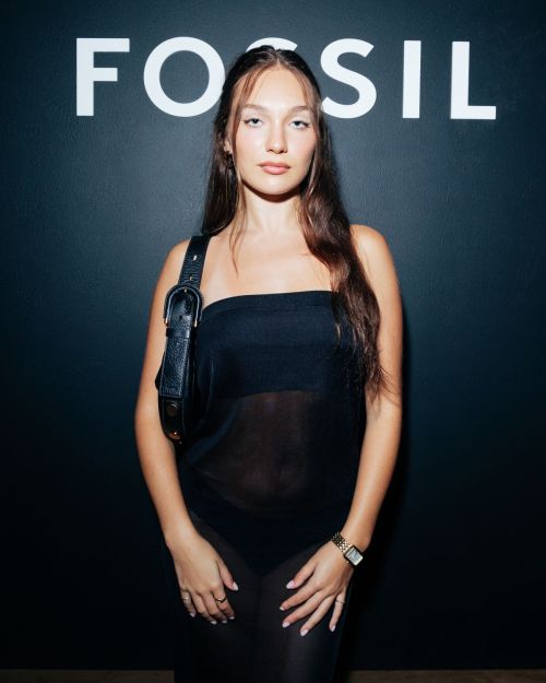 Maddie and Mackenzie Ziegler at Fossil Collection Launch Event 09/06/2023 1