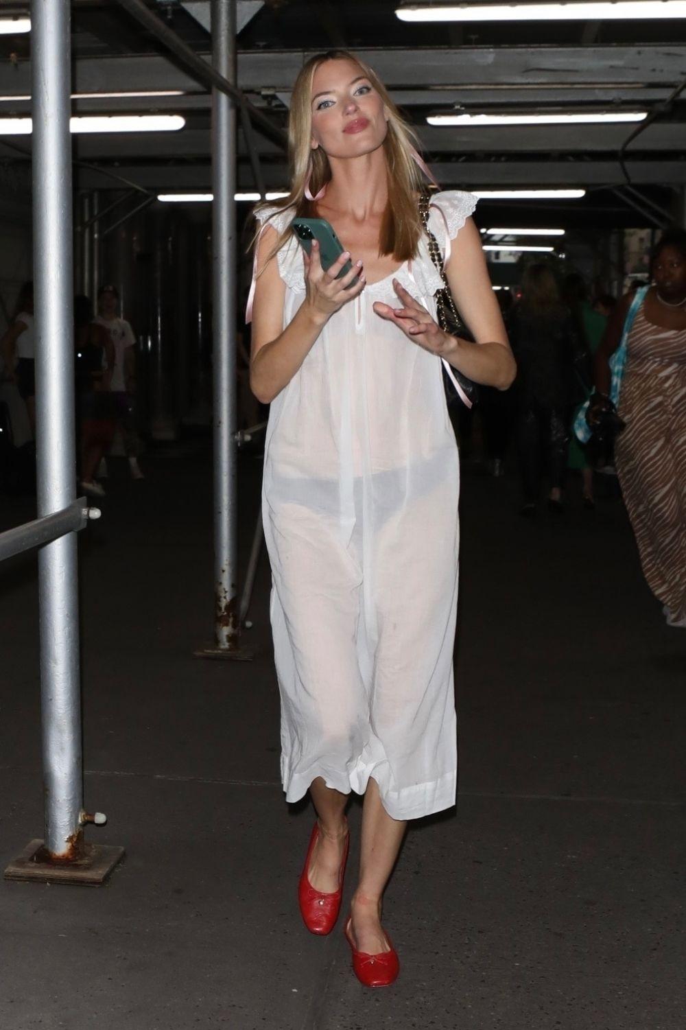 Martha Hunt Leaves Christian Siriano Show at NYFW 09/08/2023