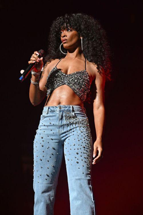 Ari Lennox Live at Amerant Bank Arena 3