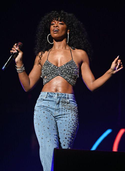 Ari Lennox Live at Amerant Bank Arena 5