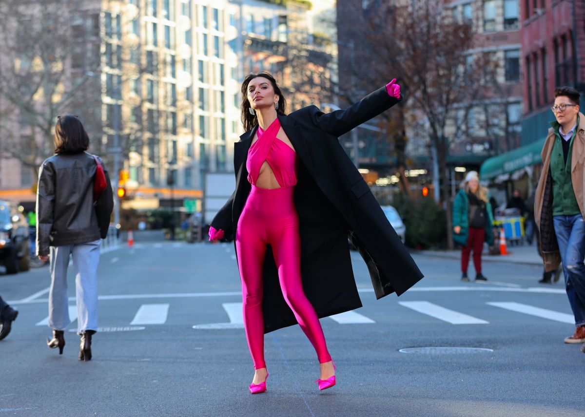 Emily Ratajkowski in Pink for Maybelline Ad in Manhattan 5