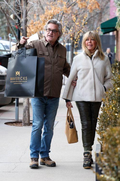 Goldie Hawn & Kurt Russell spotted shopping in Aspen 2