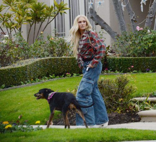 Gwen Stefani in Casual Checked Shirt and Denim in Los Angeles 4