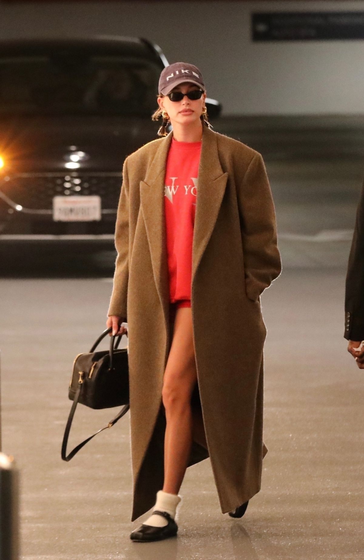 Hailey Bieber in Red Sweatshirt Arrives at LA Doctor’s Appointment 2