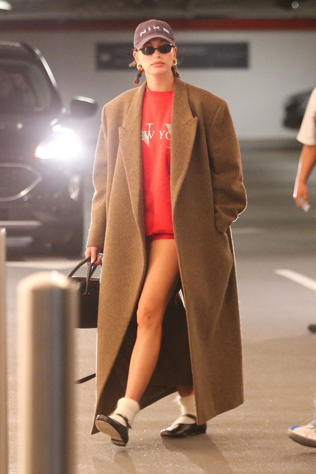 Hailey Bieber in Red Sweatshirt Arrives at LA Doctor’s Appointment 4