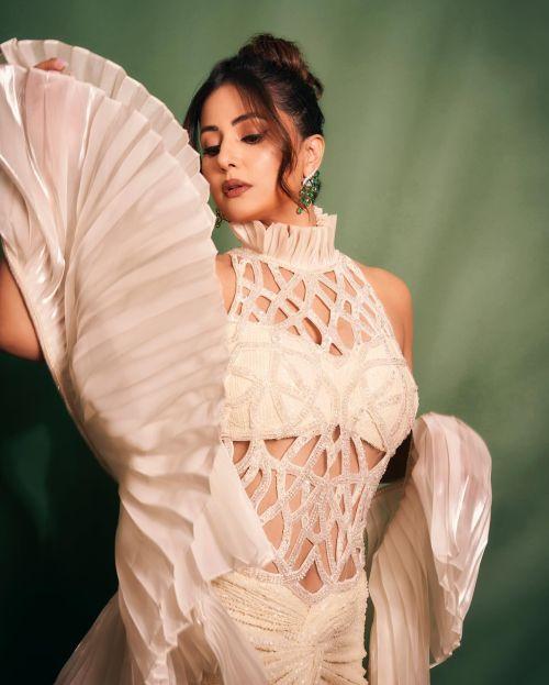 Hina Khan in Kamaali Couture Stylish Outfit 4