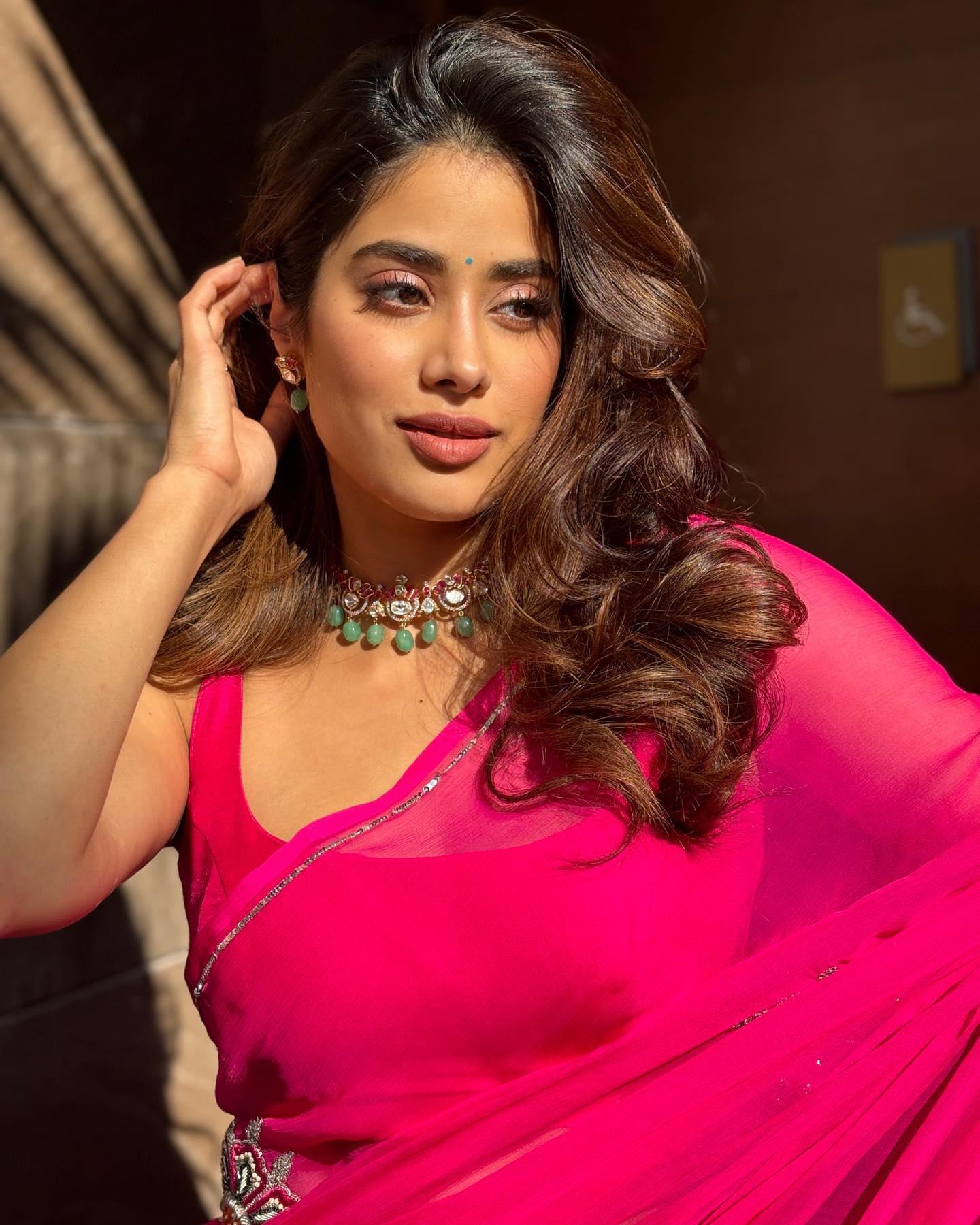 Janhvi Kapoor in Pink Saree, Promotes Kalyan Jewellers