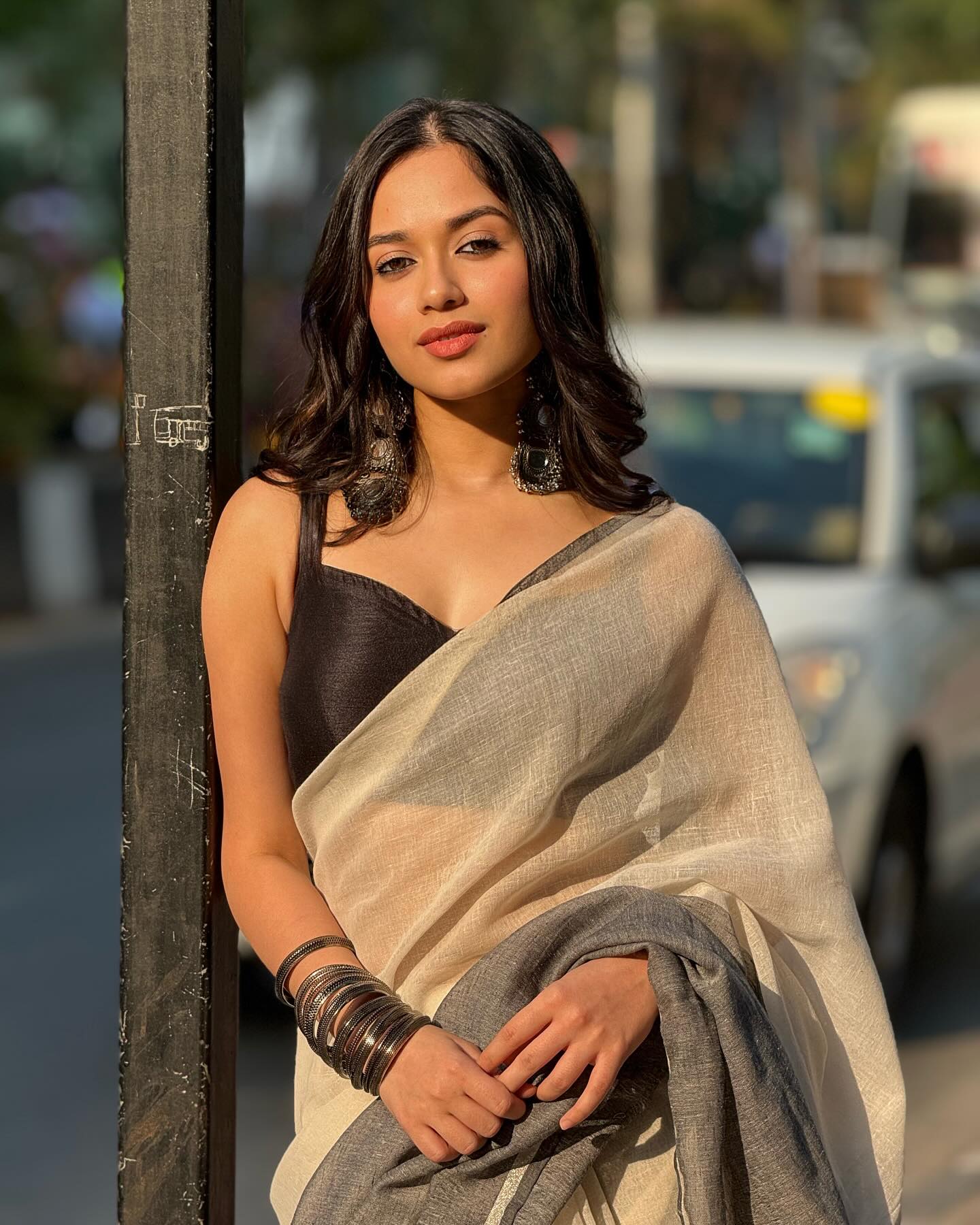 Jannat Zubair in saree with long earrings and black bangles 1