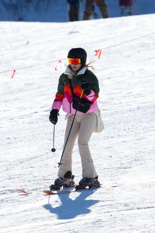 Kate Hudson Skiing in Aspen, December 2023 6
