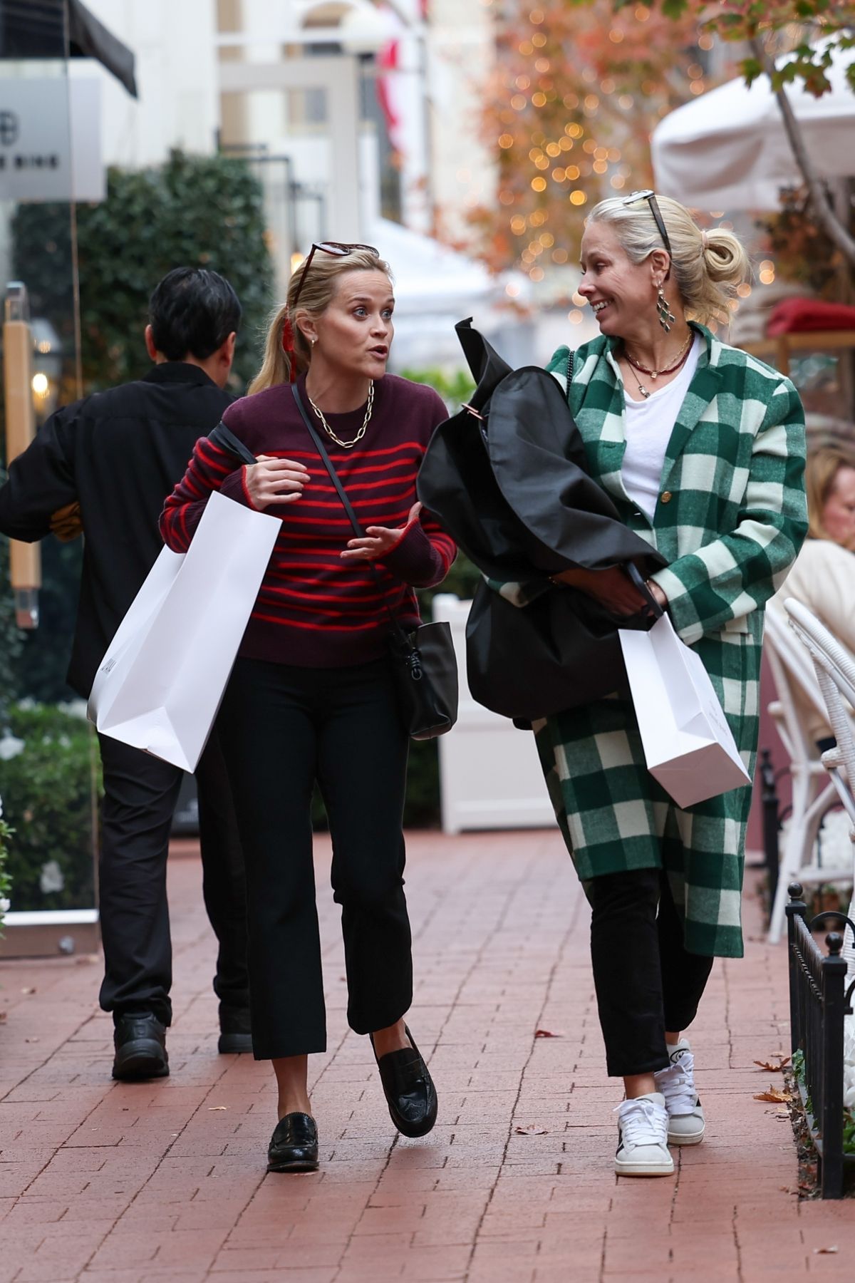 Reese Witherspoon in Pacific Palisades Mall Outing 1