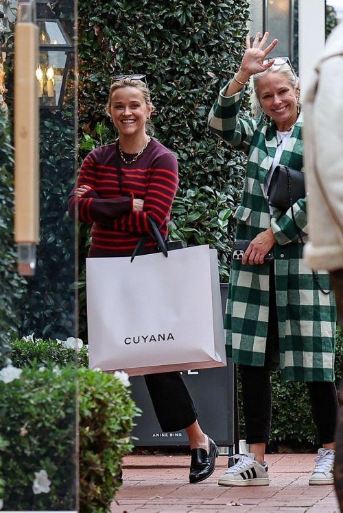 Reese Witherspoon in Pacific Palisades Mall Outing 3