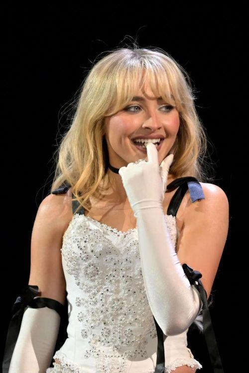 Sabrina Carpenter Jingle Ball 2023 Unforgettable Atlanta Performance 5