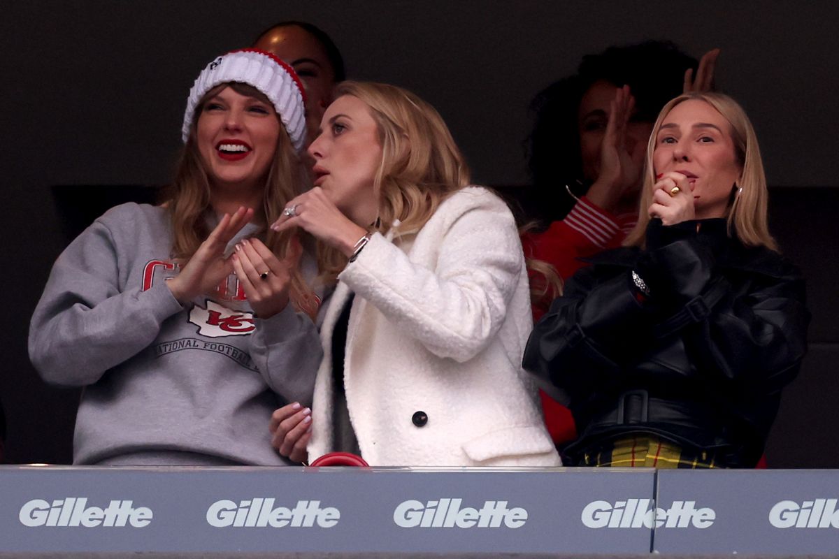 Taylor Swift Rocks Halftime Show at Chiefs vs Patriots Game