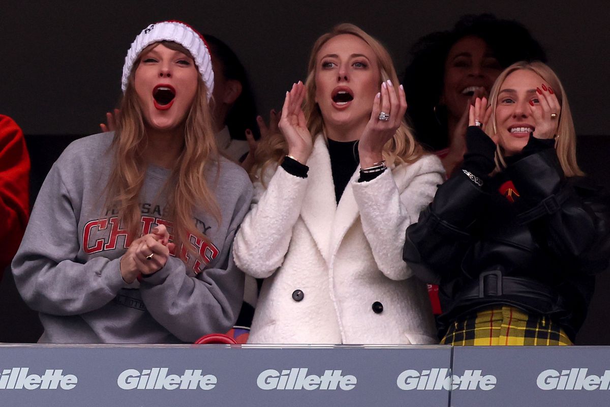 Taylor Swift Rocks Halftime Show at Chiefs vs Patriots Game 1