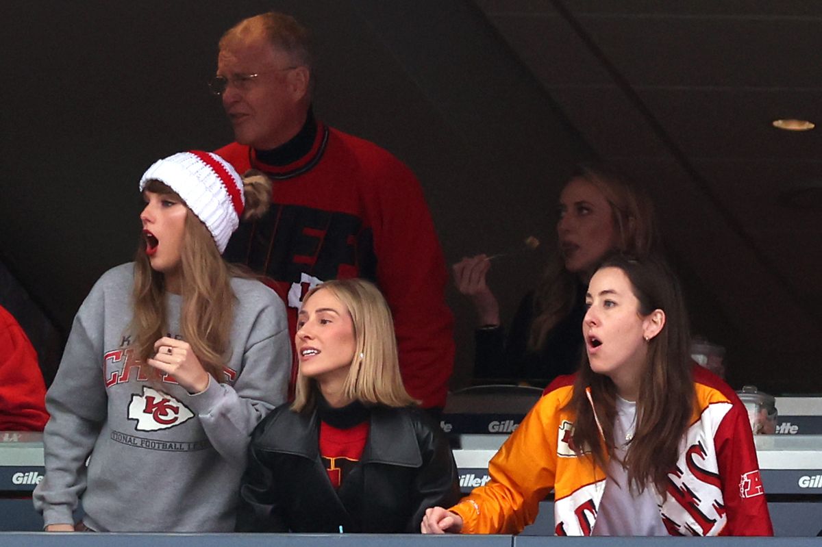 Taylor Swift Rocks Halftime Show at Chiefs vs Patriots Game 2