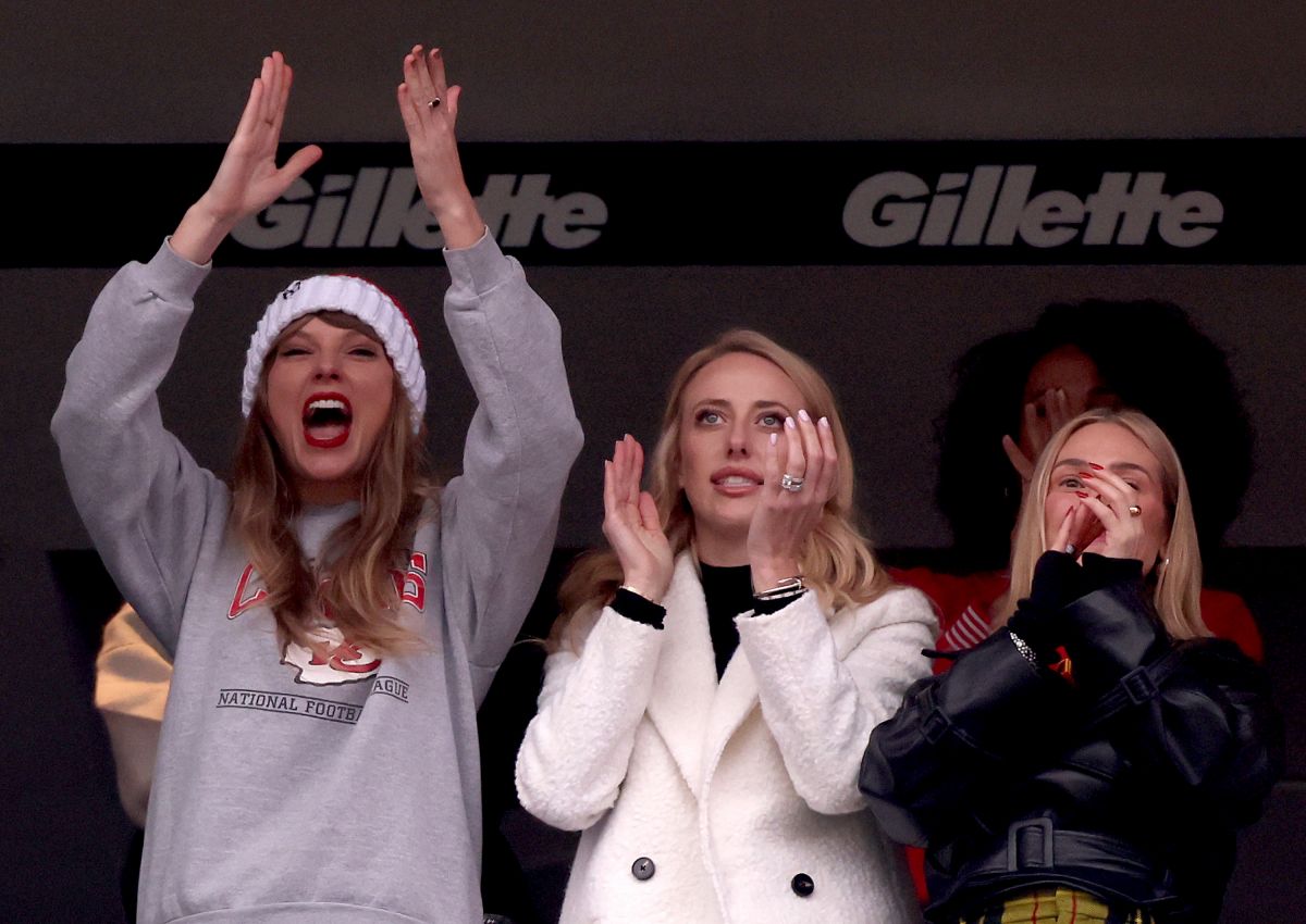 Taylor Swift Rocks Halftime Show at Chiefs vs Patriots Game 3