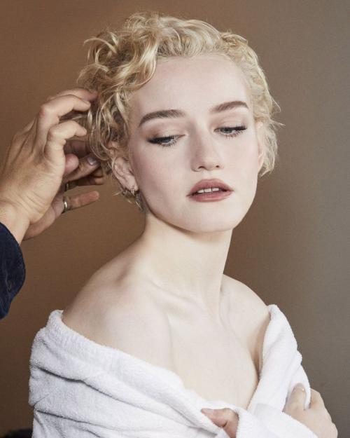 Julia Garner Gucci Glass Skin at Milan Fashion Week, February 2024 4
