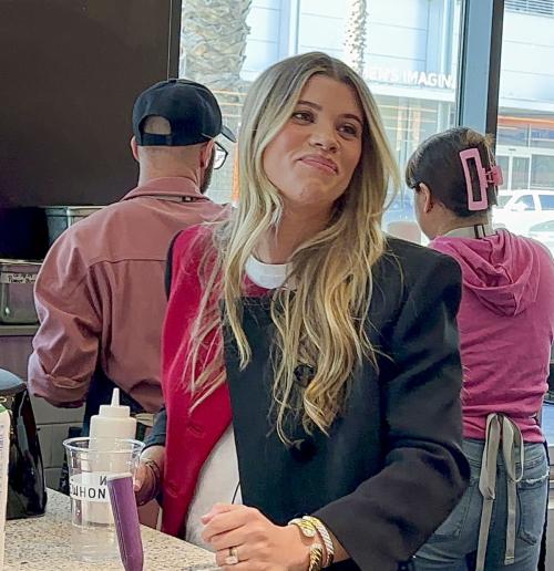 Pregnant Sofia Richie Unveils Smoothie Collab, February 2024 5
