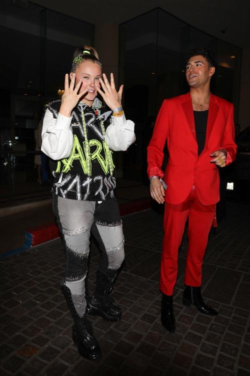 Jojo Siwa Arrives at GLAAD Media Awards in Beverly Hills, March 2024 5