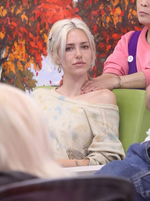 Delilah Hamlin Enjoys Massage During Mani-Pedi 1