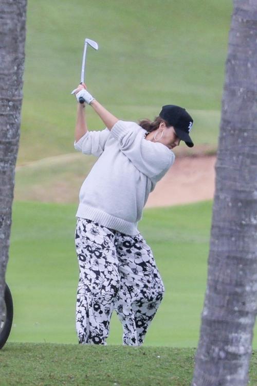 Jessica Alba Playing Golf on Vacation in Hawaii 1