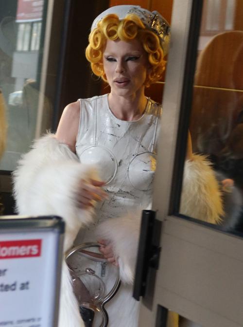 Julia Fox Arrives at Madison Square Garden in New York 1