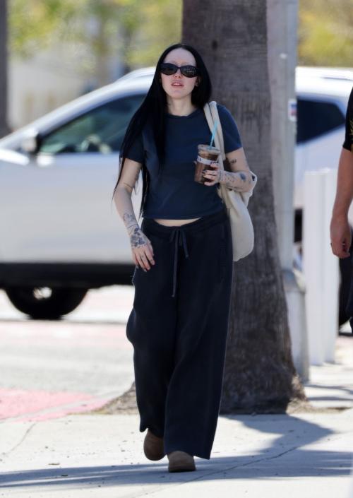 Noah Cyrus Enjoys Coffee Date with Friends in Los Angeles 5