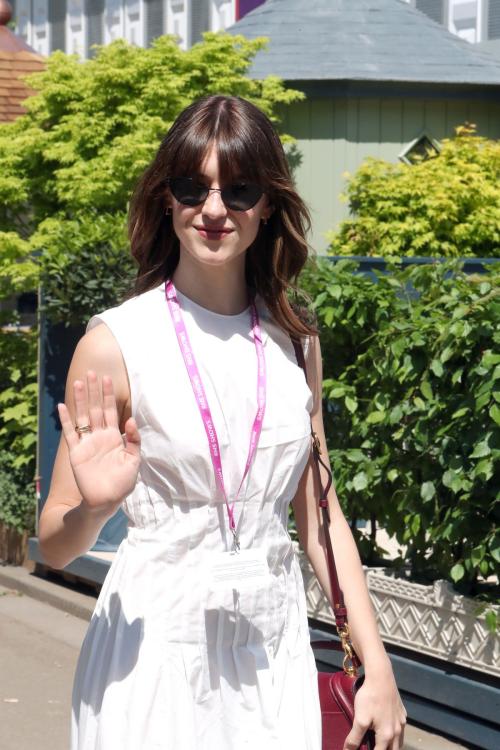 Daisy Edgar Jones at RHS Chelsea Flower Show in London 4