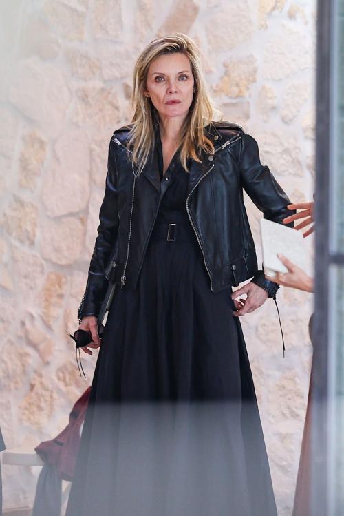 Michelle Pfeiffer at Construction Site of New Eco-home Store in Los Angeles 1
