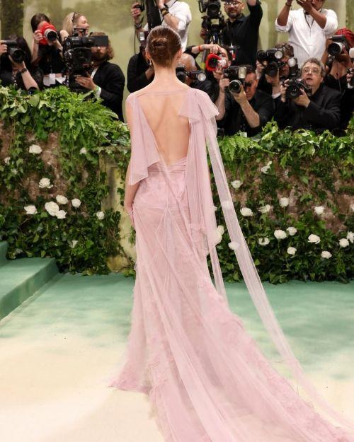 Phoebe Dynevor wearing in Victoria Beckham light pink dress at Met Gala 2024