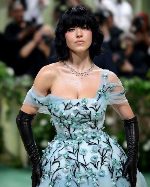 Sydney Sweeney wears in Miu Miu tulle gown & leather gloves at Meta Gala 2024 3