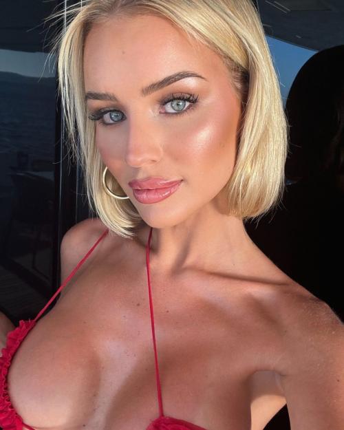 Julia Cavanagh Instagram Photos 16