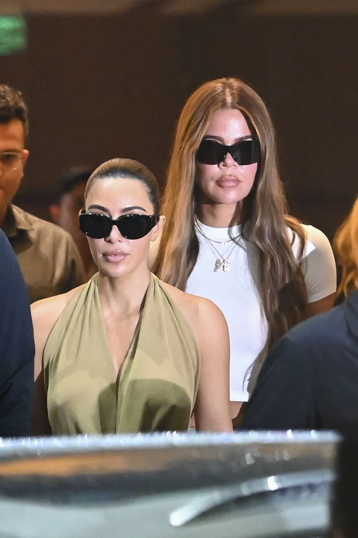 Kim and Khloe Kardashian Arrive in Mumbai Kim and Khloe Kardashian Arrive in Mumbai