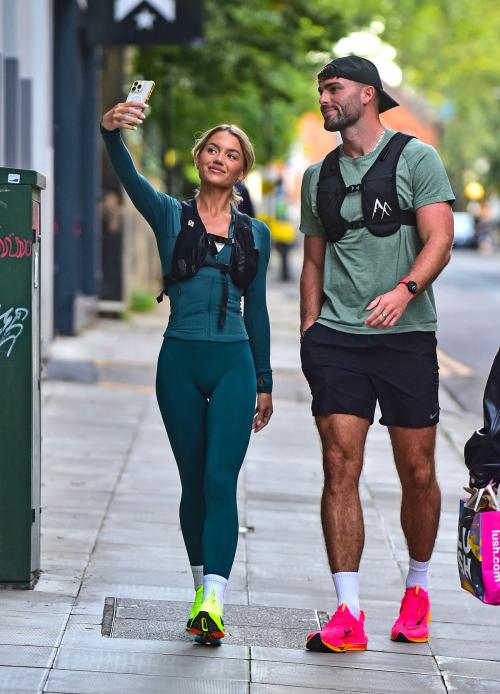 Molly Smit at a Motivating Session at Her Run Club in Manchester 2