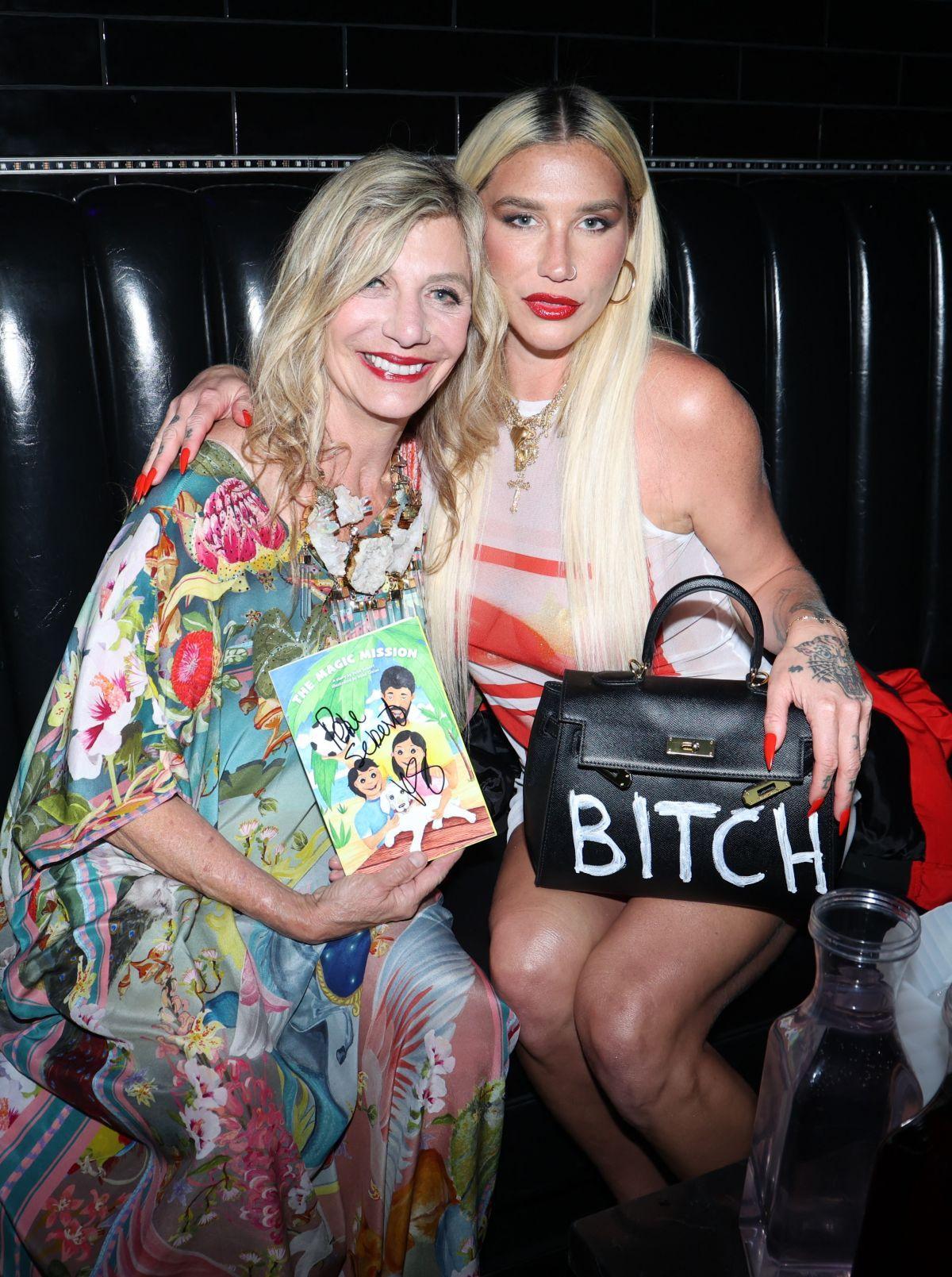 Kesha with Mother at Night of 1000 Kesha