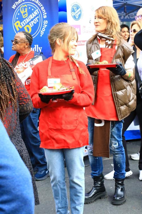 Jade Pettyjohn Serves Food to Homeless at LA Mission Los Angeles, November 2024 6