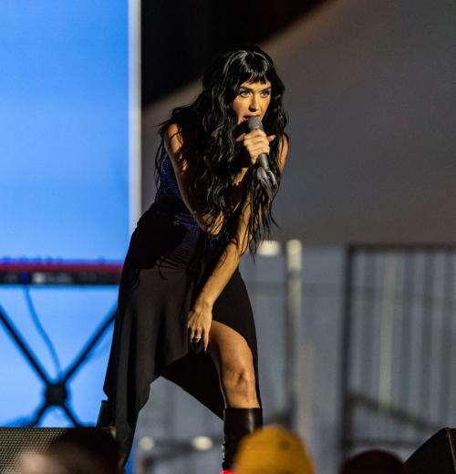 Katy Perry at VP Kamala Harris Rally in Pittsburgh, November 2024 4