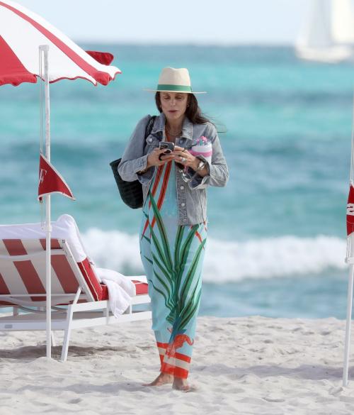 Bethenny Frankel Out at Beach in Miami, December 2024 7