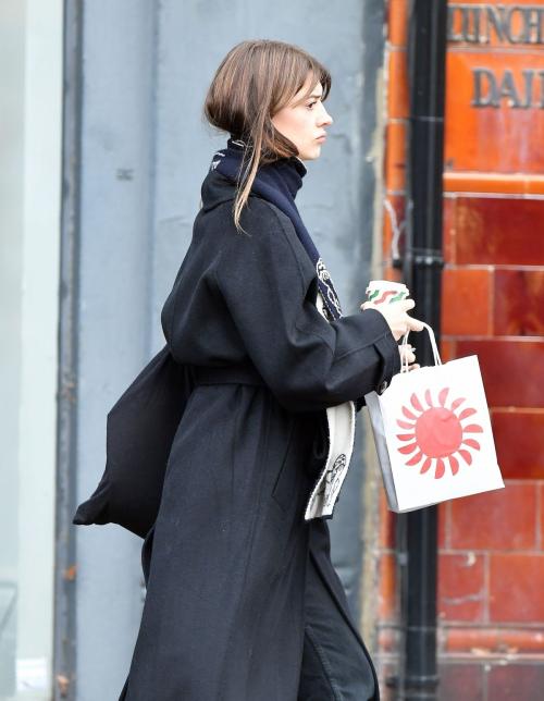 Daisy Edgar-Jones Out Shopping in London, December 2024 6