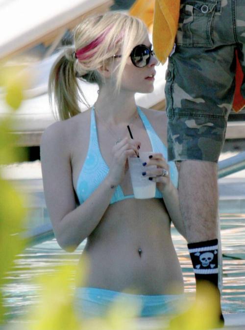 Avril Lavigne in Bikini at Pool in Miami, January 2008 1