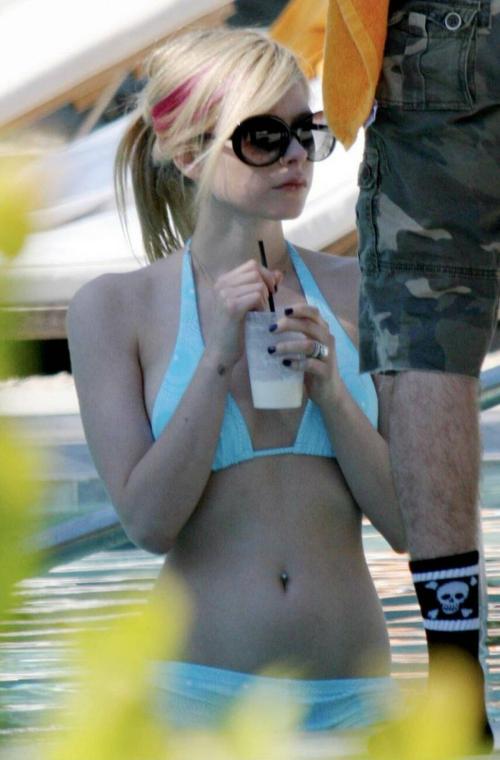 Avril Lavigne in Bikini at Pool in Miami, January 2008 3
